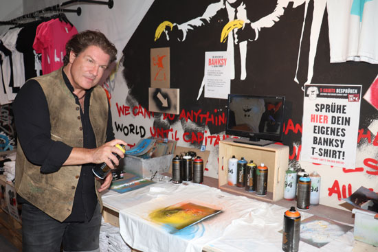 Francis Fulton Smith in Aktion bei der VIP Eröffnung „The Mystery of Banksy- A Genius Mind”  am 16.06.2021 (Foto: Martin Schmitz)